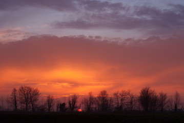 Fototapeta na wymiar tramonto nella campagna