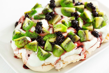 Pavlova with kiwi and berries