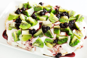 Pavlova with kiwi and berries