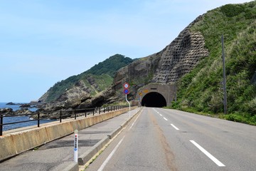 初夏の海岸道路／山形県庄内浜の海岸道路を撮影した写真です。由良海岸、加茂海岸、湯野浜海岸周辺の海岸道路です。