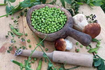 Зеленый горошек и грибы 