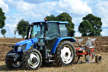 Naklejka premium tracteur bleu et charrue