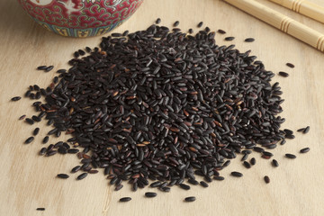  Heap of raw black rice