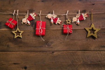 Engel Figuren und rote Geschenke auf Holz Hintergrund zum Weihnachten als Deko.