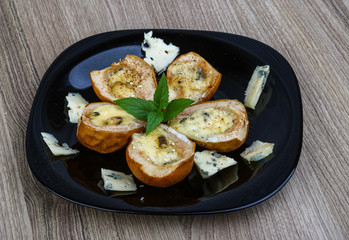Baked pear with blue cheese