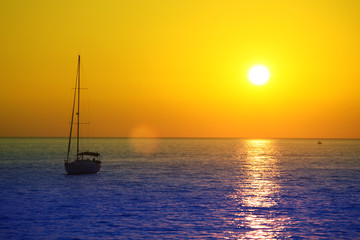 Naklejka na ściany i meble Segelboot beim Sonnenuntergang