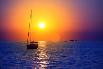 Segelboot beim Sonnenuntergang