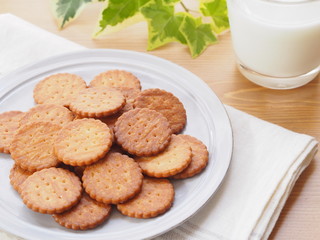 ビスケットと牛乳
