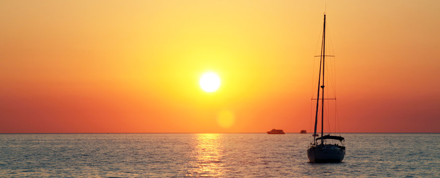 Segelboot beim Sonnenuntergang