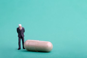 manager dell' industria farmaceutica in miniatura con pillola