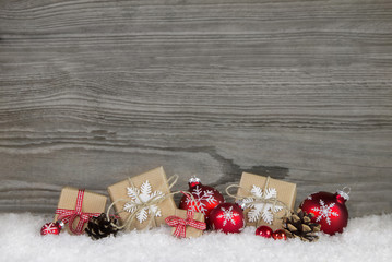 Holz Hintergrund grau mit Geschenke in rot, weiß und grau zu Weihnachten