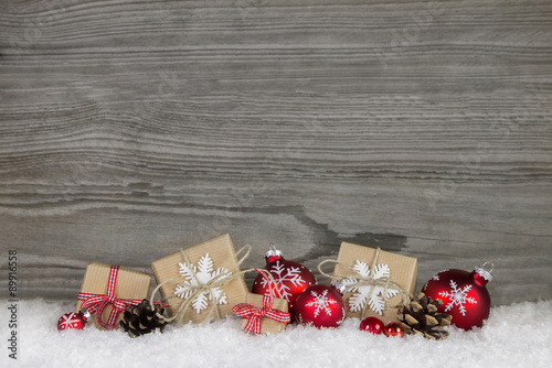 &quot;Holz Hintergrund grau mit Geschenke in rot, weiß und grau zu