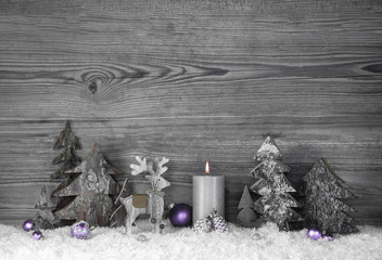 Weihnachtliche Dekoration in weiß, grau und violett auf Holz Hintergrund mit Schnee