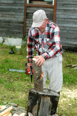 Obraz premium man chopping wood