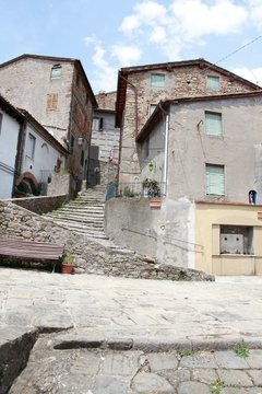 Antichi edifici a Collodi, piccolo borgo della Toscana, Italia