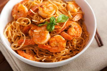 Thai rice noodles with shrimps