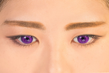 カラコンとマスカラ　若い女性　colored contact lenses and mascara