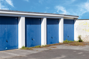 Fototapeta na wymiar blaue Garagen