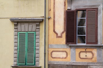 Fototapeta na wymiar antiche finestre di un edificio italiano