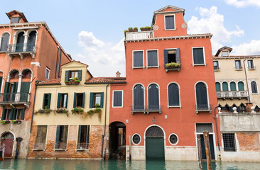 Fototapeta na wymiar Picturesque traditional Venetian house on the canal