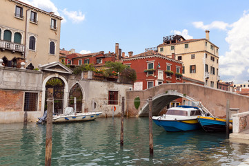 Obraz na płótnie Canvas Bridge over a canal in Venice