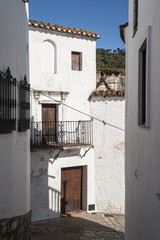 calles encaladas de color blanco en Benarrab&aacute;, M&aacute;laga