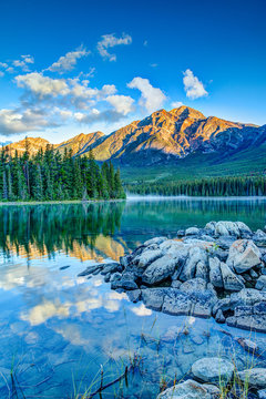 Fototapeta Canadian Landscape: Sunrise at Pyramid Lake in Jasper National Park
