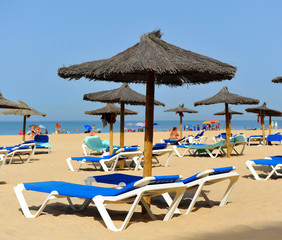 Hamacas y tumbonas, vacaciones en la playa, España