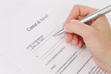 femme signant contrat de travail