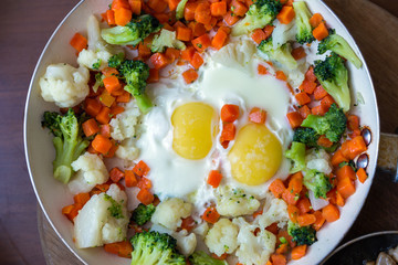 Scrambled eggs with broccoli and carrots