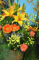 Blumenstrauß in Vase mit Lilien orange