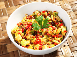 Salad with avocado and red peppers