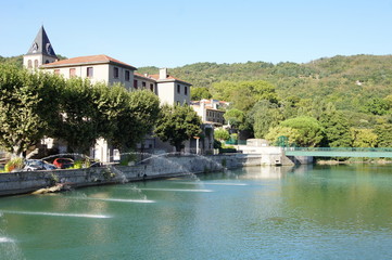 rivi&egrave;re et jets d'eau