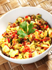 Salad with avocado and red peppers