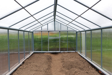 Obraz premium The greenhouse polycarbonate with a gable roof