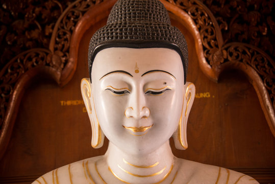 Статуя Будды в Храме Дхармакарама