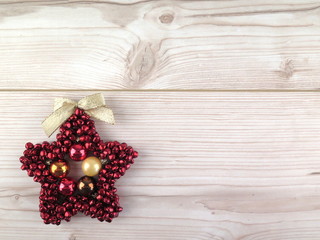 Rote Stern mit Weihnachtskugel