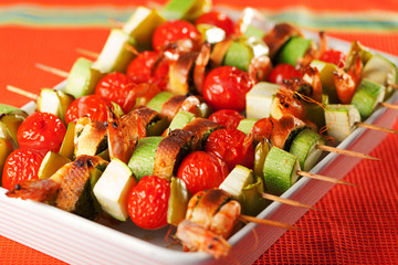 Shrimps and vegetables skewers