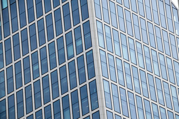 Ecke eines Hauses mit blauen Glasfenstern