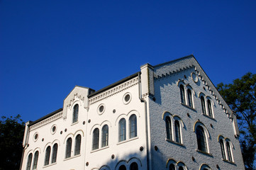 Altes weißes Haus vor blauem Himmel, Seitenansicht