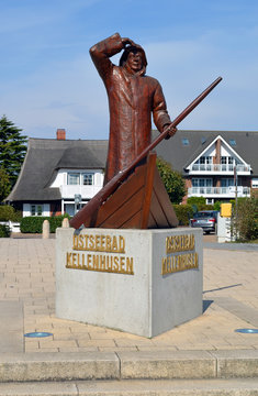 Denkmal Der Fischer am Strand von Kellenhusen Ostsee