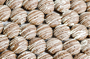 Bruin cookies with white chocolate stripes