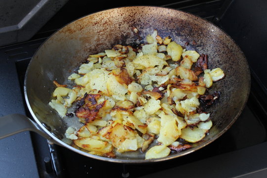 Bratkartoffeln in der Eisenpfanne