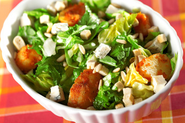 Salad with tomatos, tuna fish and croutons