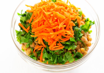 Salad with chickpeas, bulgur and carrots