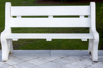  White bench/ A white wooden bench outdoors