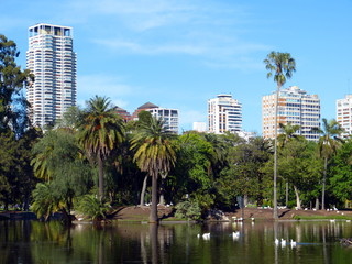 Rosengarten mit Wohnviertel Palermo in Buenos Aires