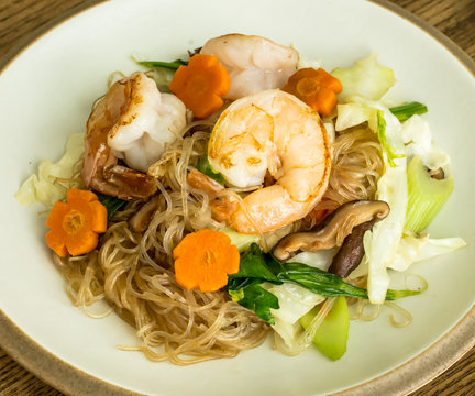 glass noodle stir fly or pad woon sen with shrimp and vegetable.