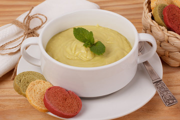 Vegetable cream soup with bread