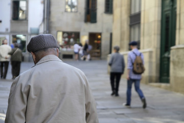 Anciano caminando en soledad